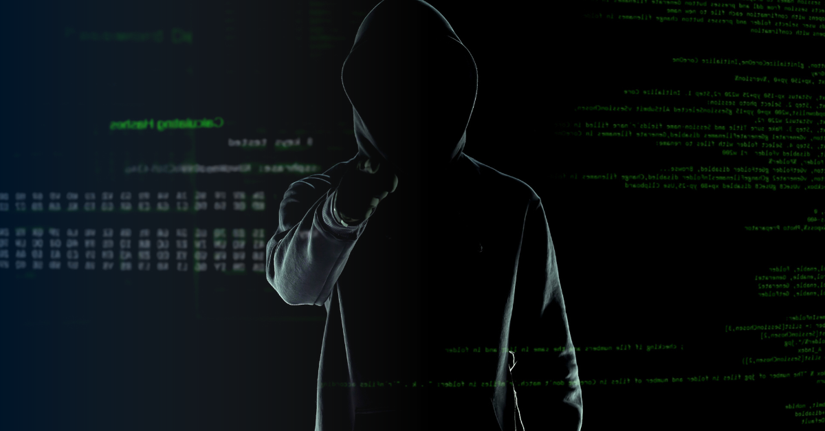 Dunkle Kapuzengestalt vor einem Code stehend 
