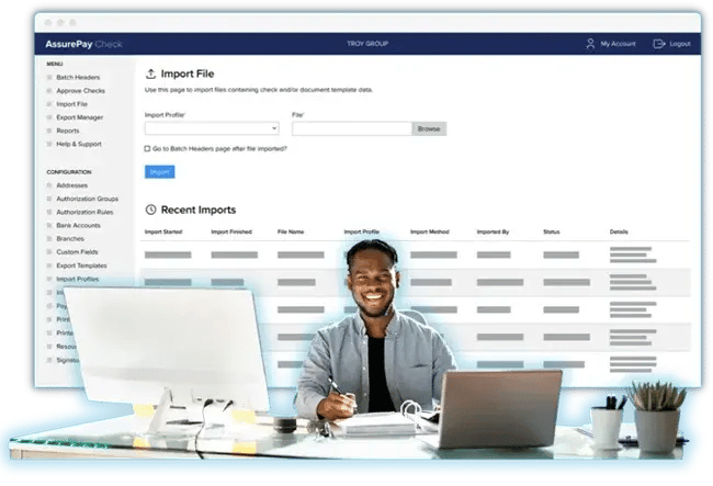 AssurePay Check Software Bildschirm mit Mann am Schreibtisch