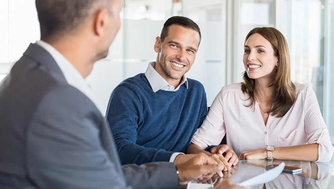 Mann und Frau treffen sich mit einem Finanzberater 