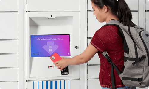 College-Student nutzt intelligentes Paketfach