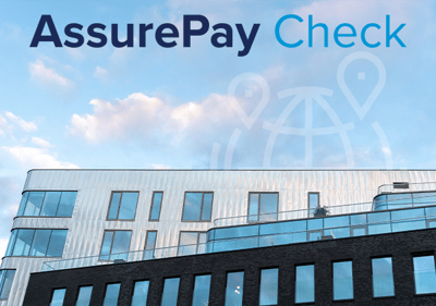 AssurePay Check-Logo über einem Bildungsgebäude