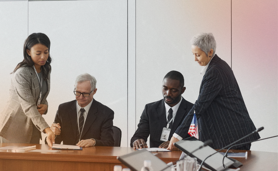 Regierungsmitarbeiter bei der Prüfung von Dokumenten