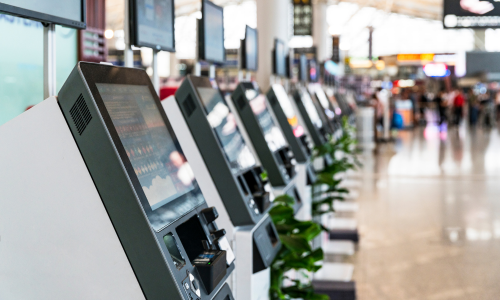 Selbstbedienungsautomaten in einem Flughafen