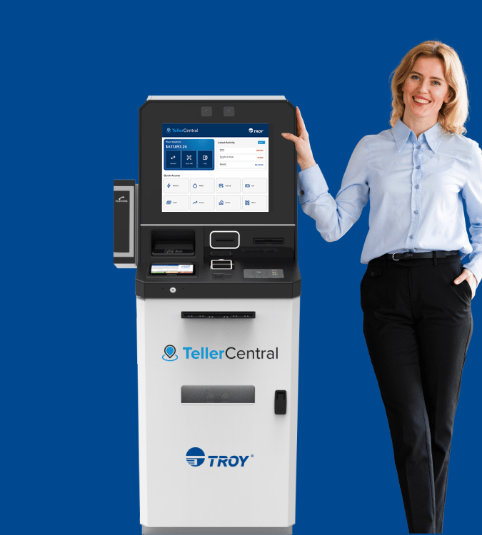 Frau steht neben einem TellerCentral-Automaten