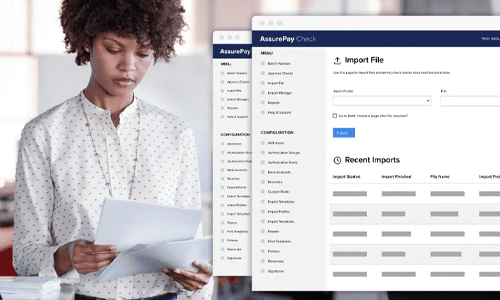 Frau verwendet die AssurePay Check-Software