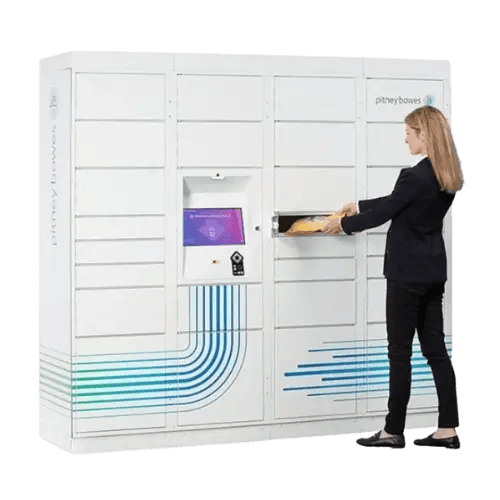 Frau benutzt intelligentes Paketfach von ParcelPoint