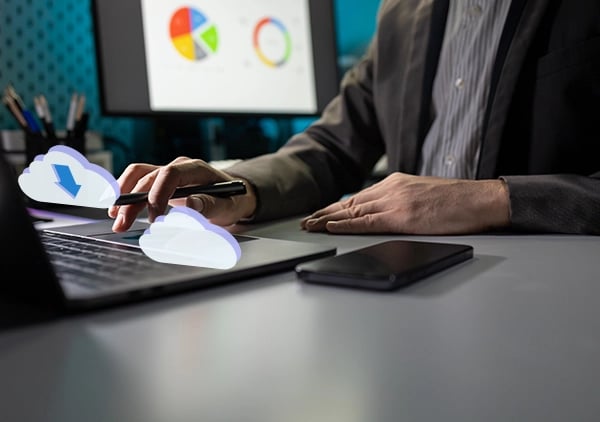 Bankangestellter bei der Arbeit mit AssurePay Check an einem Computer