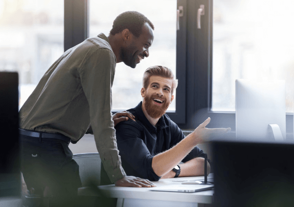 Männer, die in einem Büro arbeiten und ein spannendes Gespräch führen