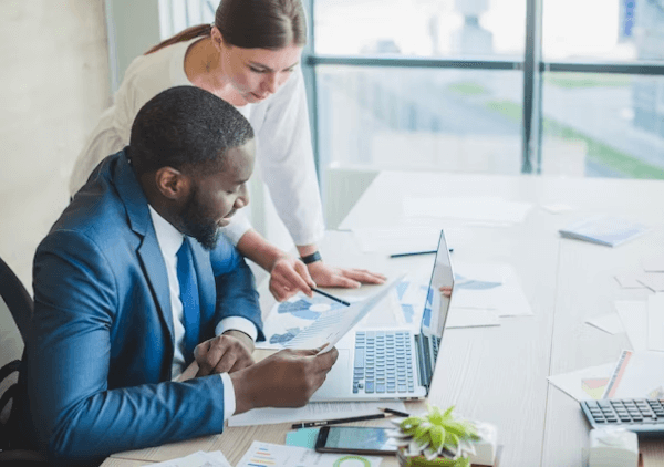 Eine Geschäftsfrau arbeitet mit ihrem Chef zusammen, um Schecks über die Cloud zu versenden