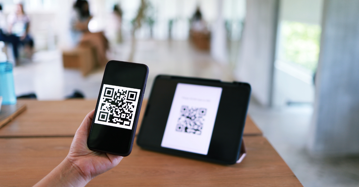 Person mit QR-Code zum Scannen mit dem iPhone