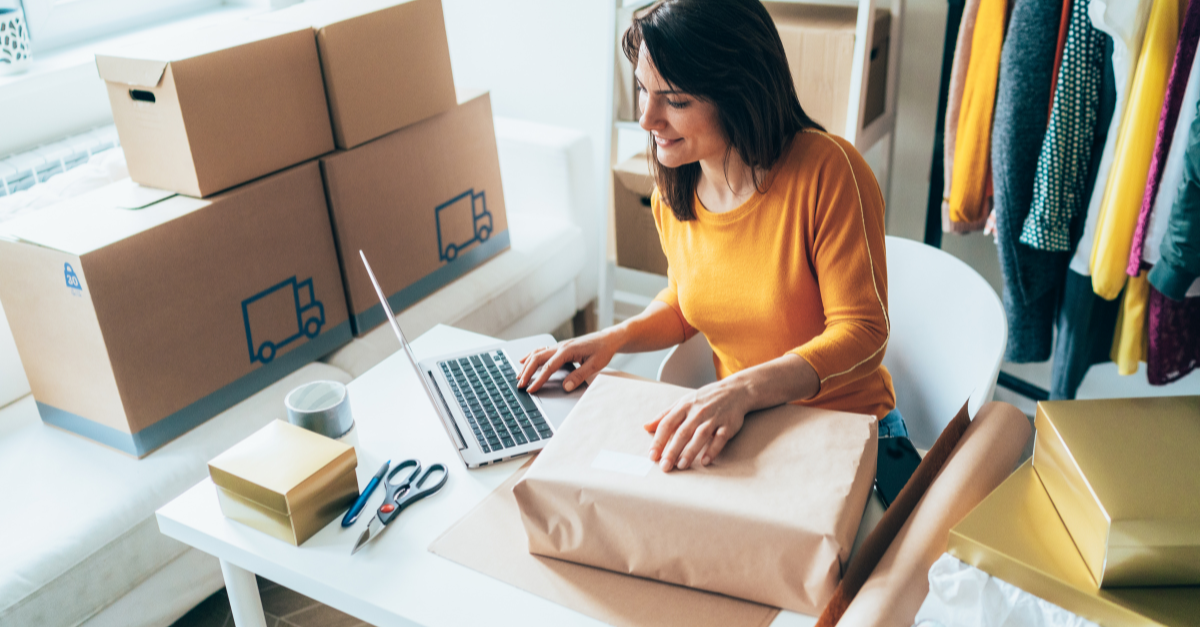 Inhaber eines Kleinunternehmens mit Packungen