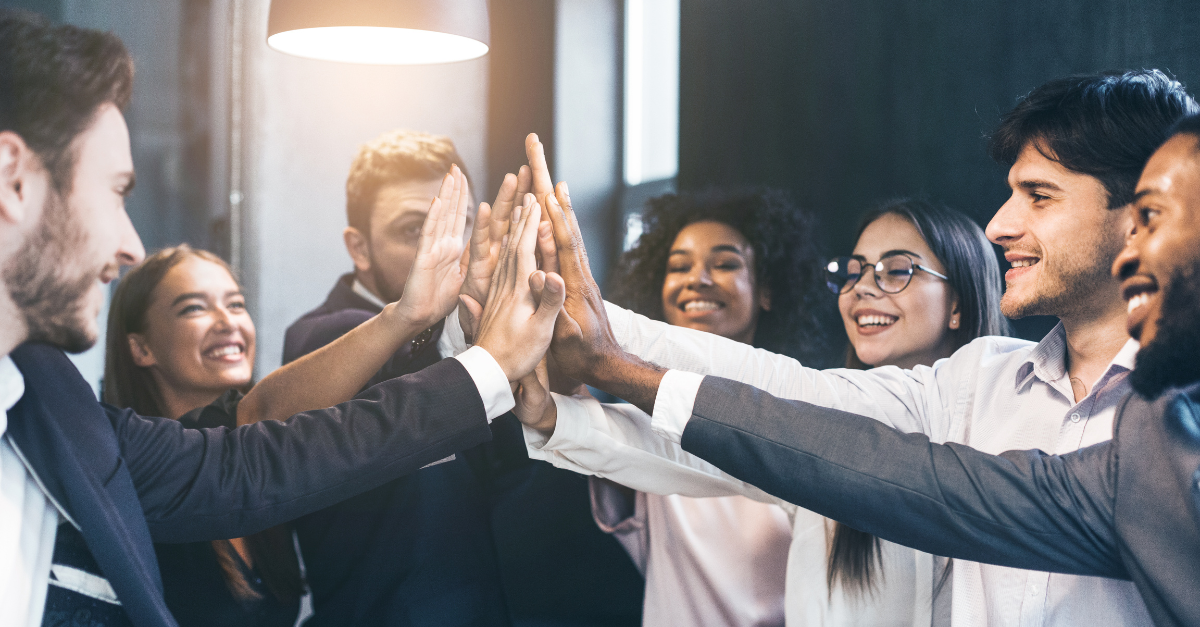 Büroteam feiert mit High Five