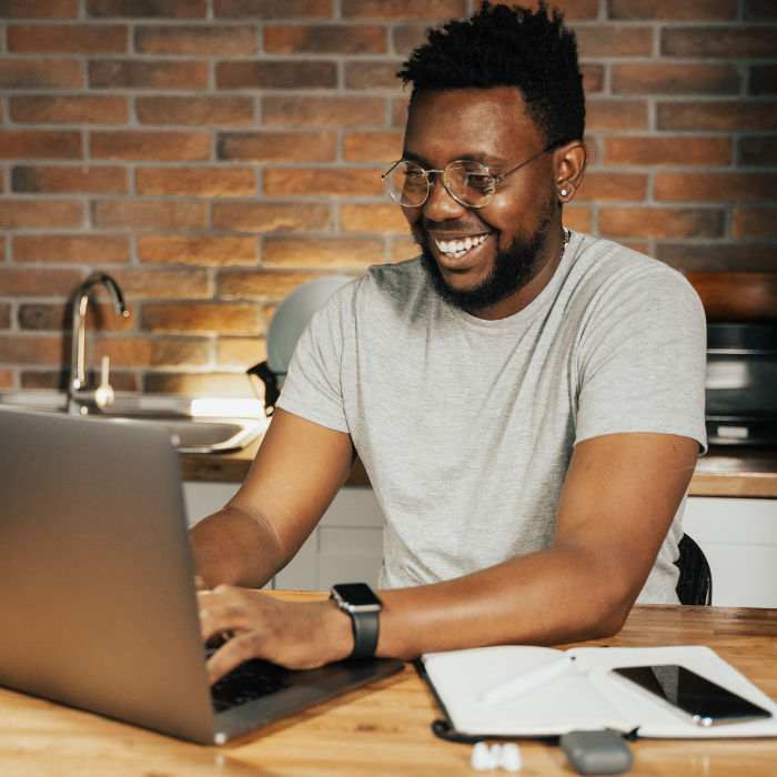 Mann verwendet Mailing-Software am Schreibtisch Kopie