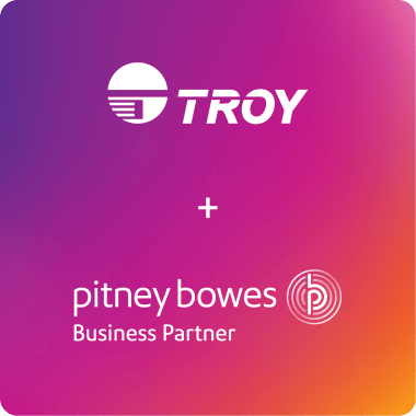 Logos von TROY und Pitney Bowes auf rosa Hintergrund 