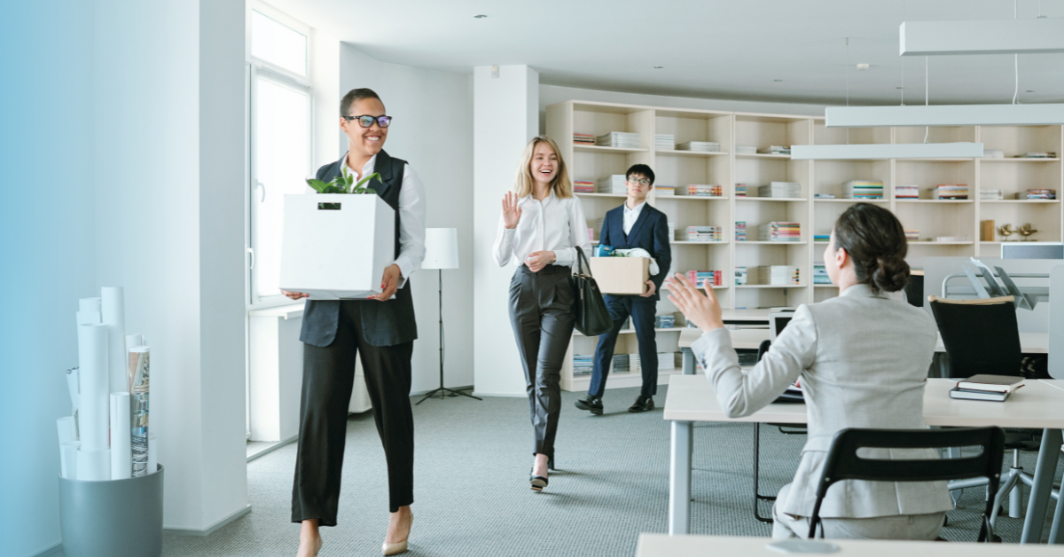 Personen, die mit ihren Habseligkeiten in ein Büro zurückkehren 