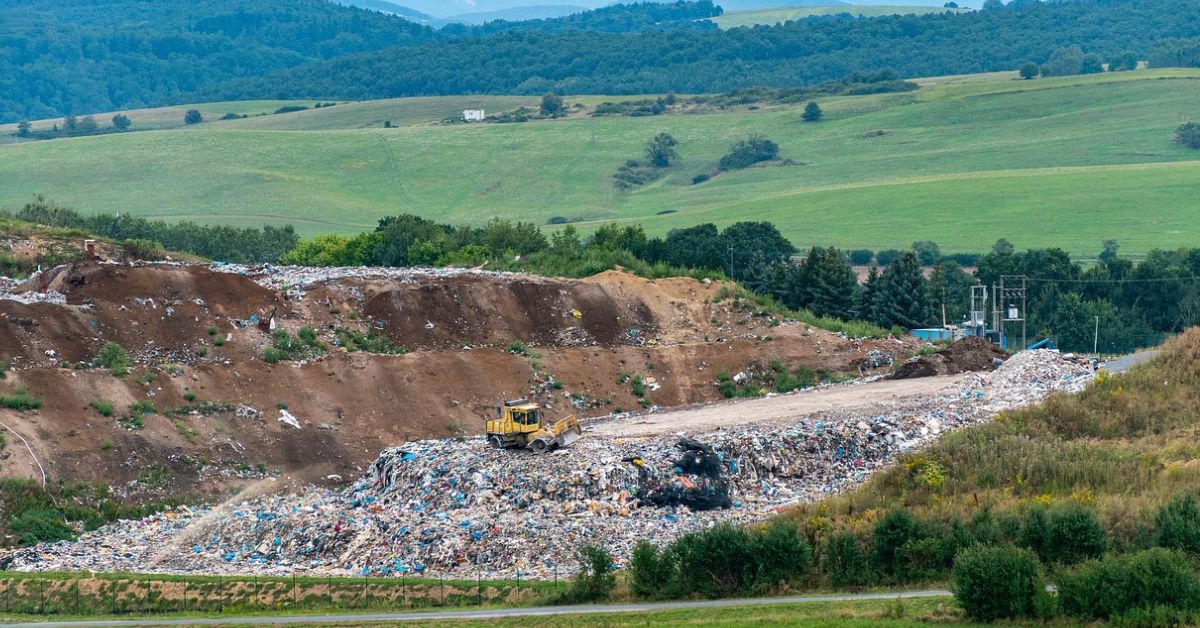 Mülldeponie mit überwältigender Menge an Abfall