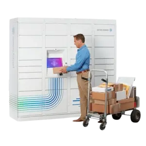 Zusteller, der ein Paket an einem intelligenten Paketfach abgibt